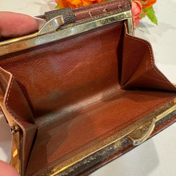 Authentic Louis Vuitton Kisslock wallet - Picture 9 of 11